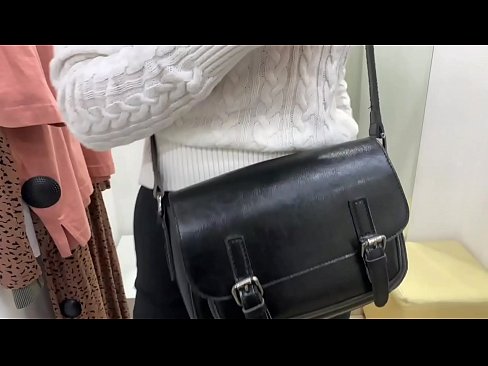 ❤️ Masturbazzjoni pubblika tal-kelba żagħżugħa FeralBerry b'dildo fil-kamra tal-armar ❤❌ Vidjow porn f'mt.liporno.ru
