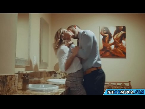 ❤️ Meta blonda busty seduces f'kamra tal-banju pubbliku ❤❌ Vidjow porn f'mt.liporno.ru